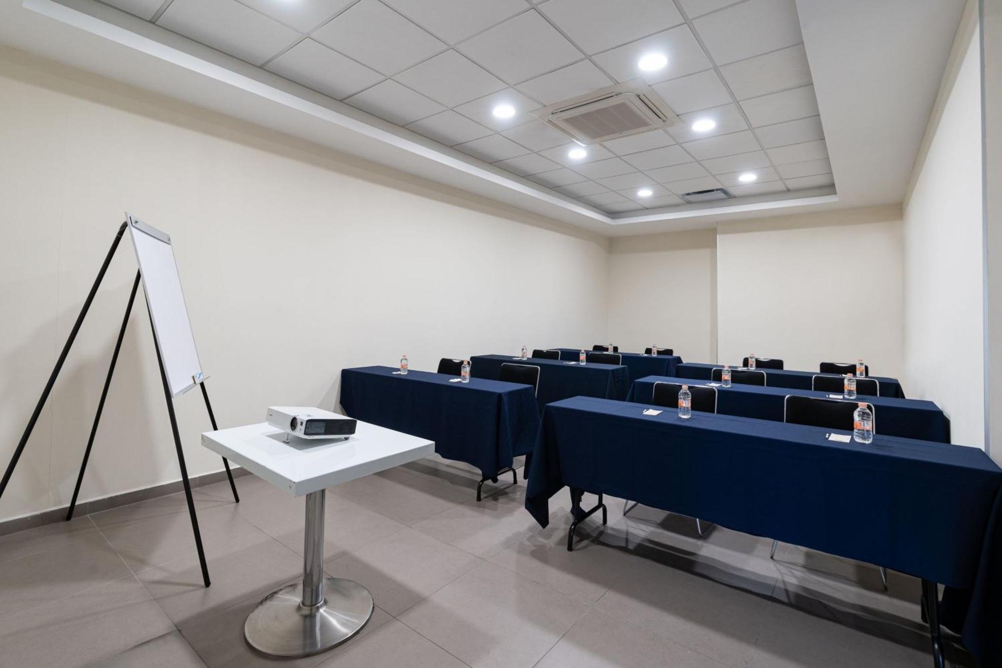 City Express Junior By Marriott Aguascalientes Centro Exterior photo