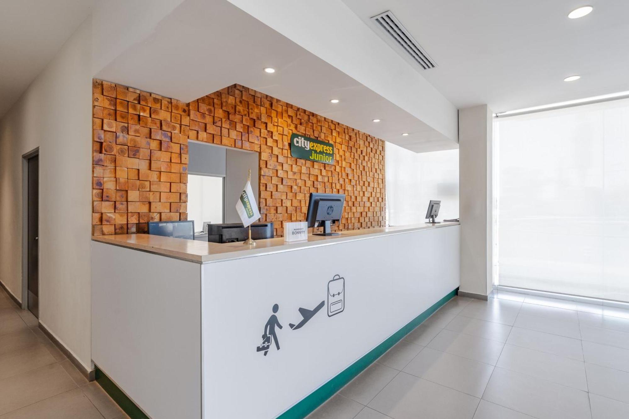 City Express Junior By Marriott Aguascalientes Centro Exterior photo